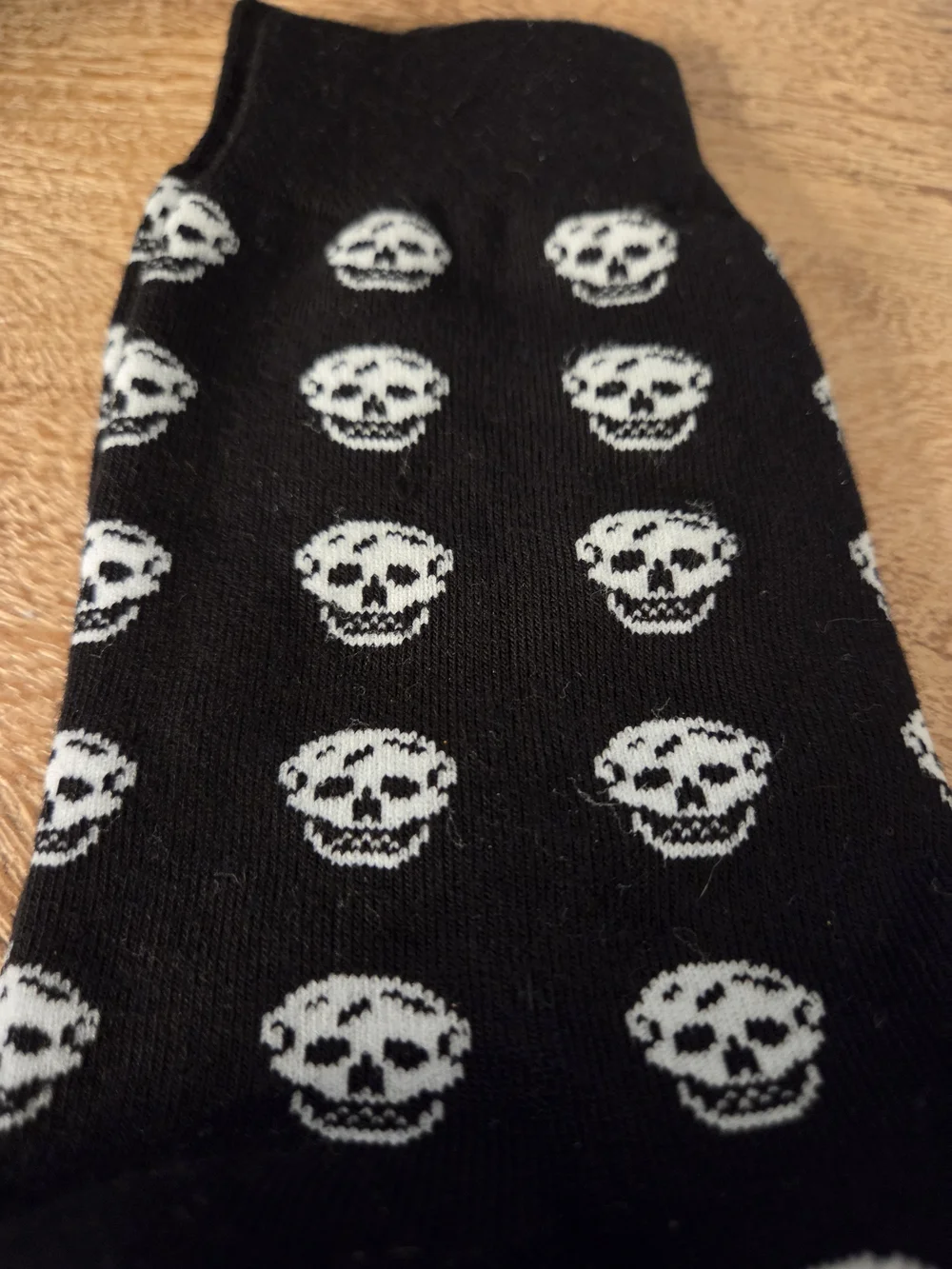 Alexander McQueen NWT Black Crew Socks with White Skull Pattern